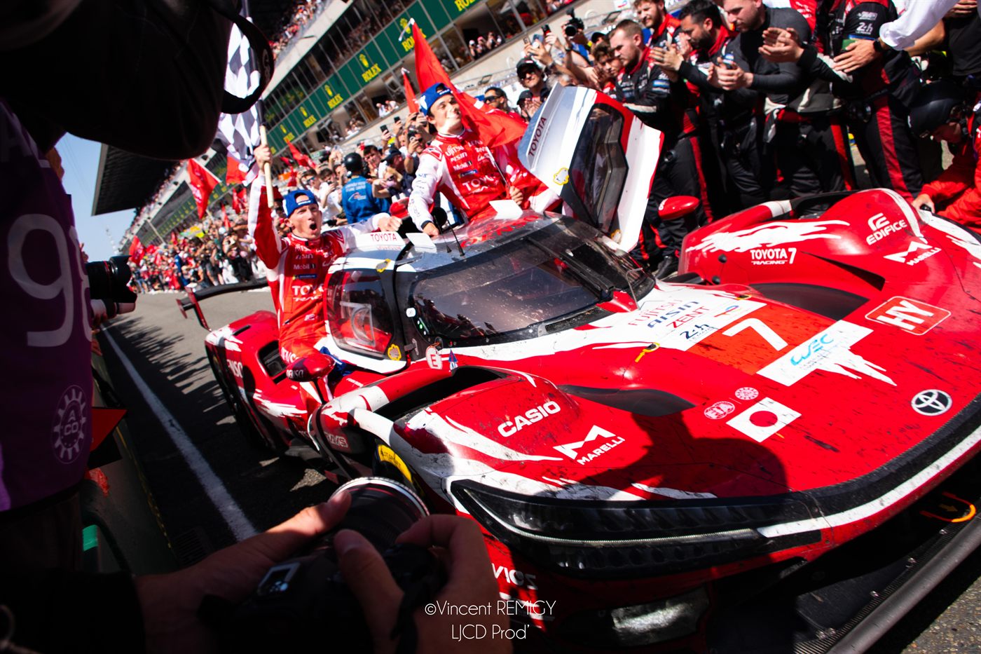 L'équipe autour de la Toyota GR010 et drapeaux rouges, 24 Heures du Mans 2026