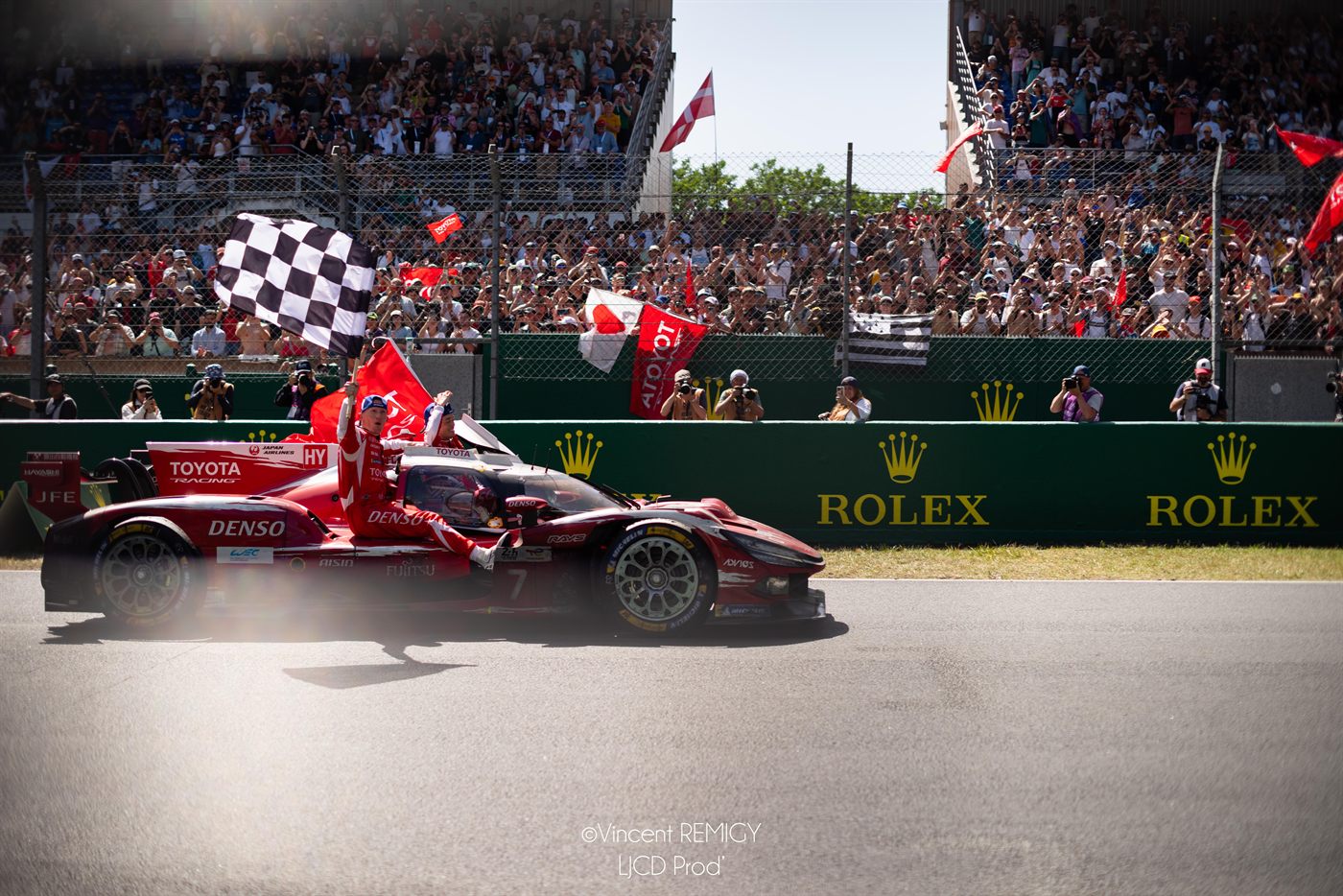 Passage du drapeau à damier devant les tribunes, 24 Heures du Mans 2026