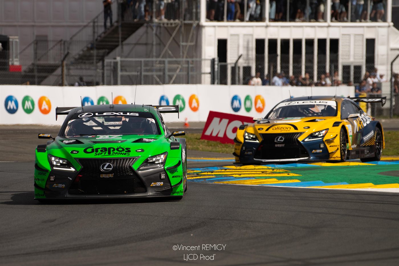 Les deux Lexus RC F GT3 verte et jaune côte à côte en piste aux 24 Heures du Mans