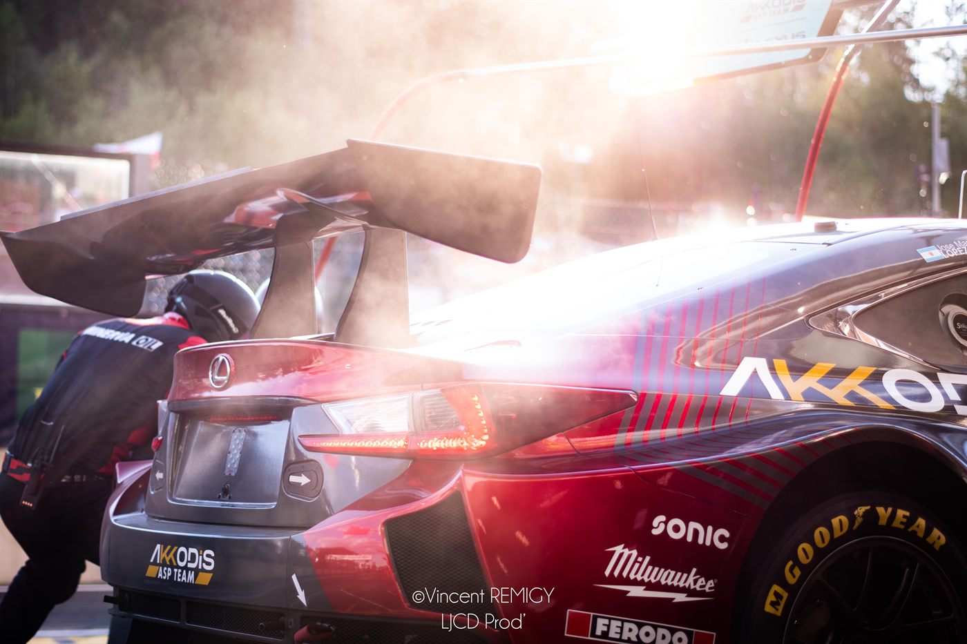 Capot arrière ouvert en contre-jour sur la Lexus Akkodis ASP, 6 Heures de Spa-Francorchamps