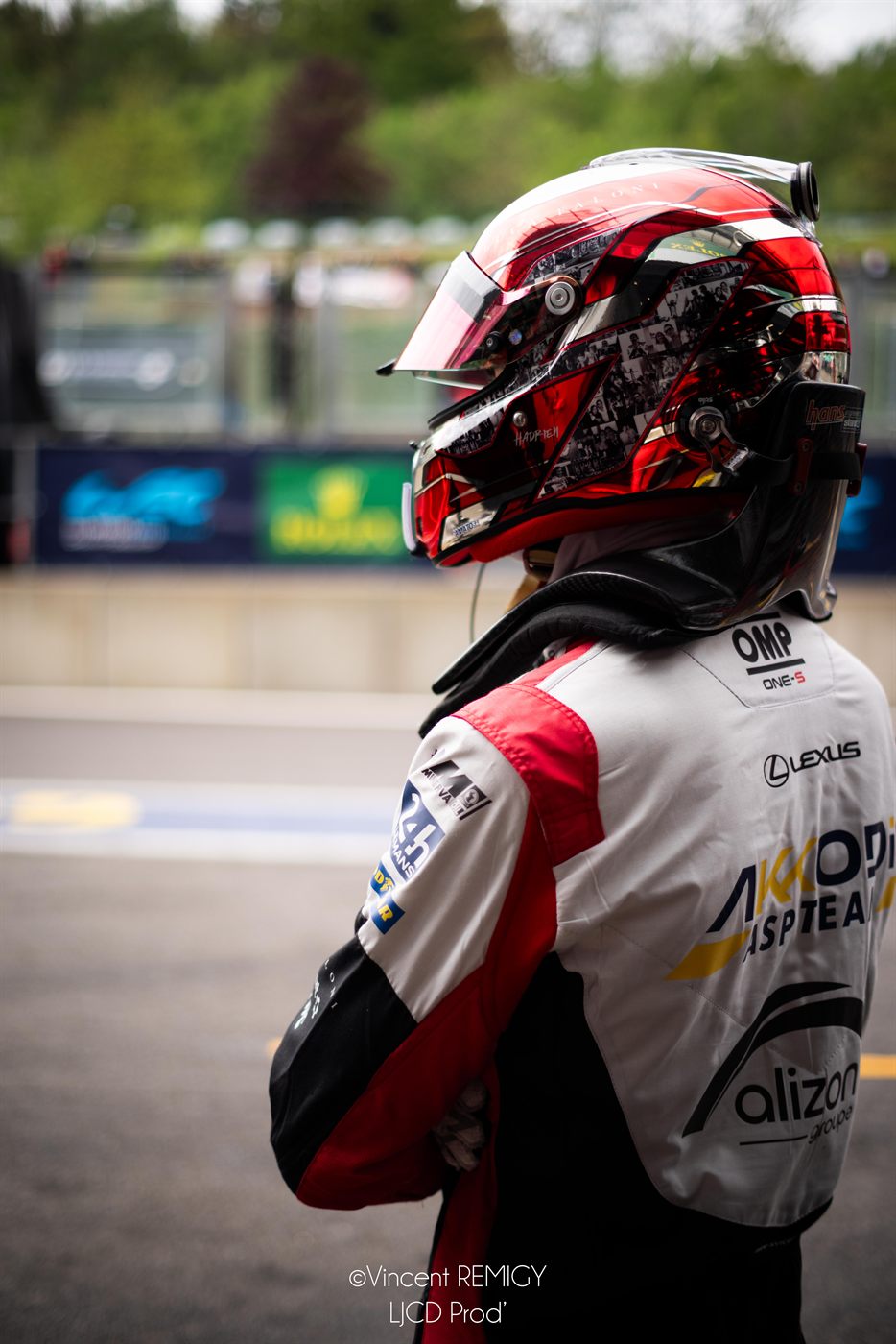 Pilote casqué de profil avant son relais, 6 Heures de Spa-Francorchamps