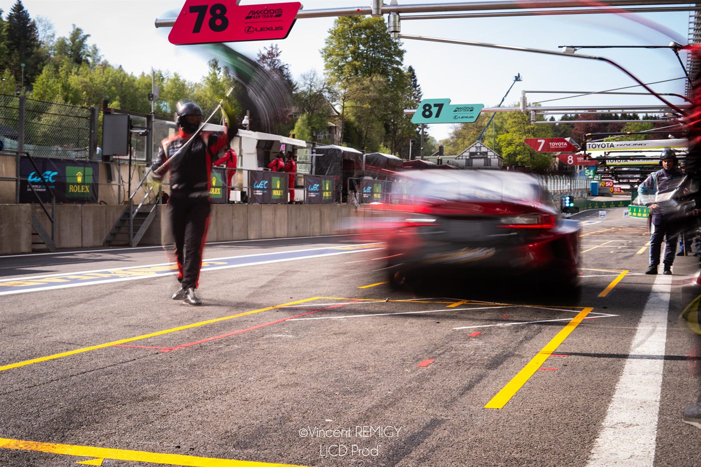 Voiture filée dans la voie des stands Akkodis ASP à Spa-Francorchamps