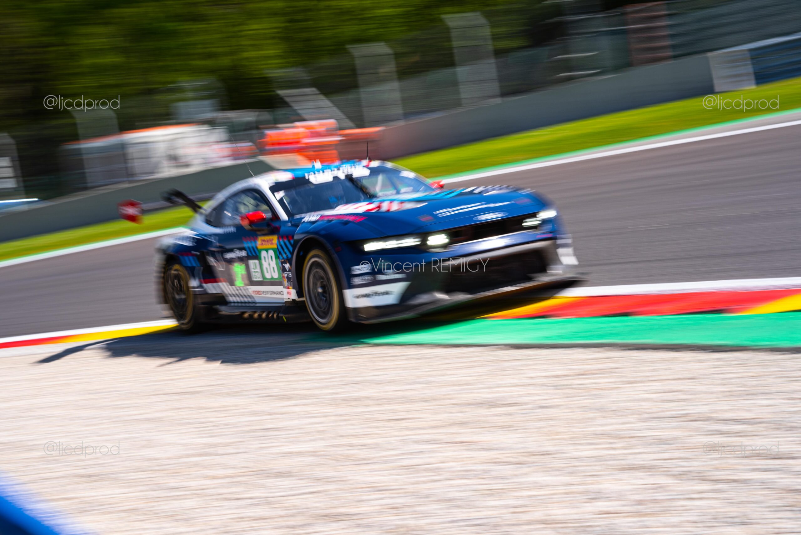 Photo à l'Unité - Mustang pushing Les Combes